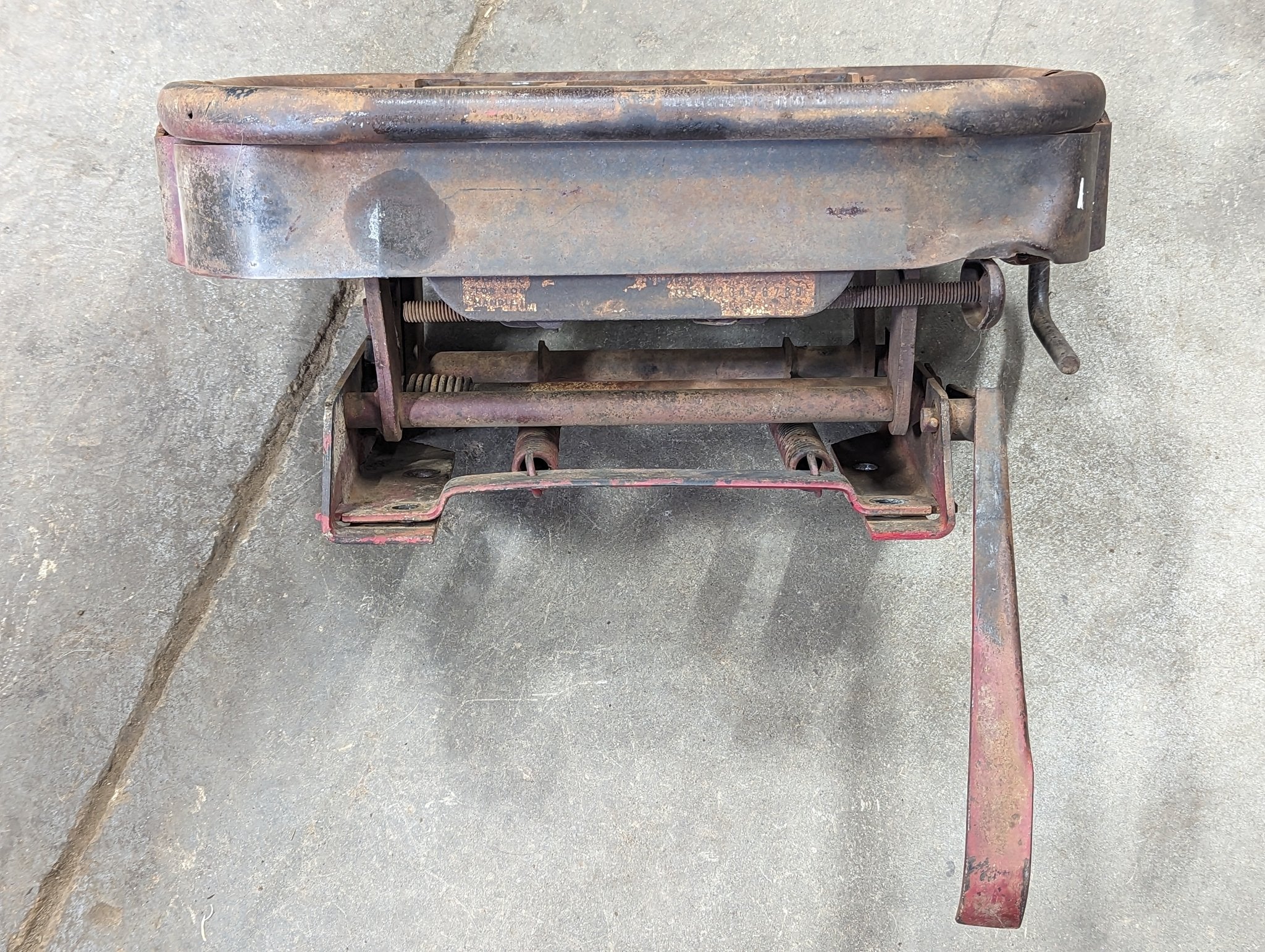 http://hinesredtractorparts.com/cdn/shop/products/mechanical-seat-suspension-ih-international-379319r93-used-628546.jpg?v=1689348957