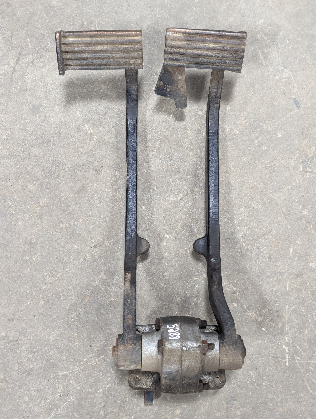 Brake Pedal Assembly IH International 103953C1 103955C1 USED