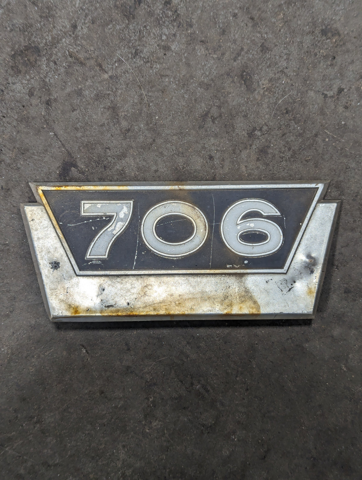 706 Emblem Plate IH International 381554R1 USED