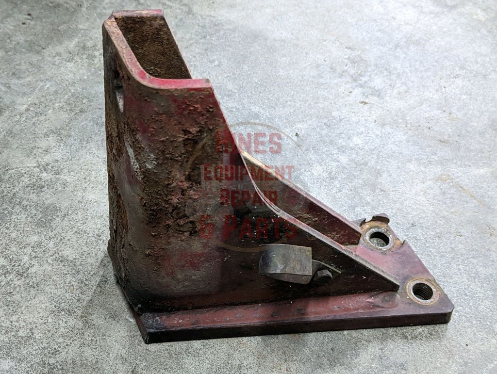 Left Front Cab Mount Bracket Ih International 534949R2 Used Superstructure